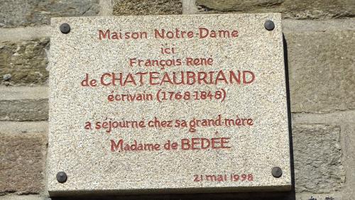 PLANCOET-SITES-Rue-Abbaye-N°43-Maison Chateaubriand-plaque